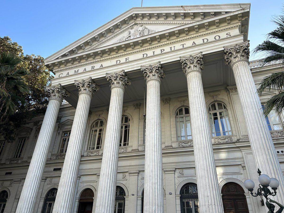 En este momento se está intentando acordar el futuro constitucional de Chile en el ex Congreso Nacional. Saben cuántos medios hay? CERO. Bueno, estoy yo pero no cuento. #ProcesoConstitucional