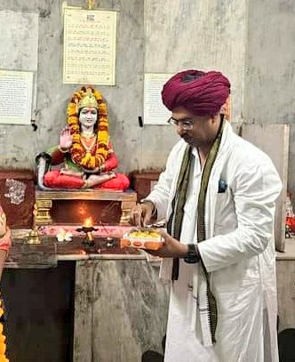 देवली उनियारा विधानसभा क्षेत्र से भाजपा प्रत्याशी चयनित होने पर भगवान श्री गणेश जी महाराज व भगवान श्री देवनारायण जी का आशीर्वाद प्राप्त किया।

आज जयपुर स्थित कार्यालय पर देवली उनियारा विधानसभा क्षेत्र के कार्यकर्ताओं द्वारा दिए गए मान-सम्मान से अभिभूत हूं। देवली उनियारा विधानसभा