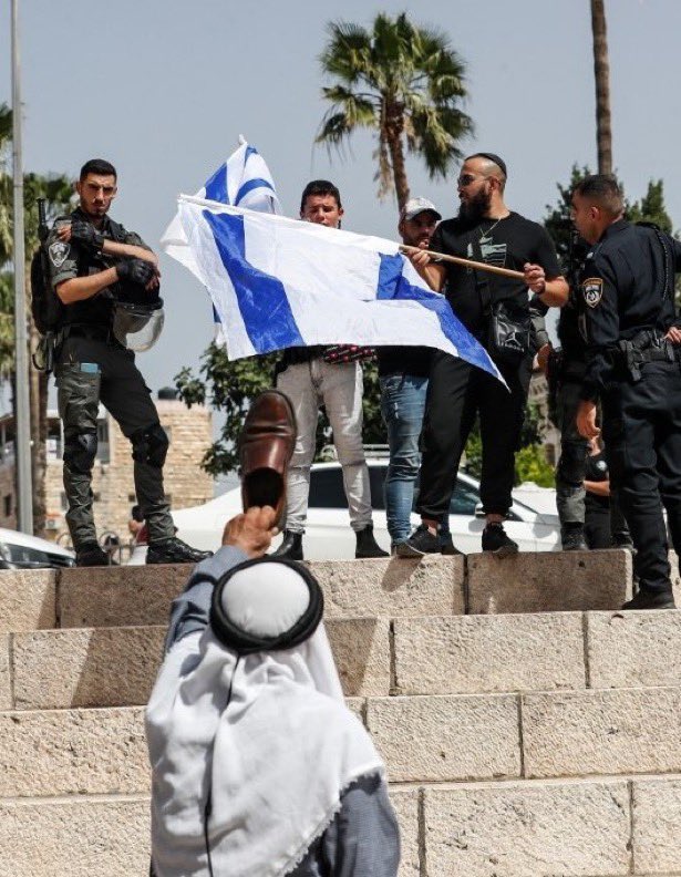 ستُغادرون.. وفي التراب بقائي
الأرضُ طيني والكرامةُ مائي 

ستُغادرونَ.. فإنَّ عمرَ وجودِكُمْ
في القدسِ، أصغرُ من مقاسِ حِذائي !

#طوفان_الأقصى 
#فلسطين_قضيتي