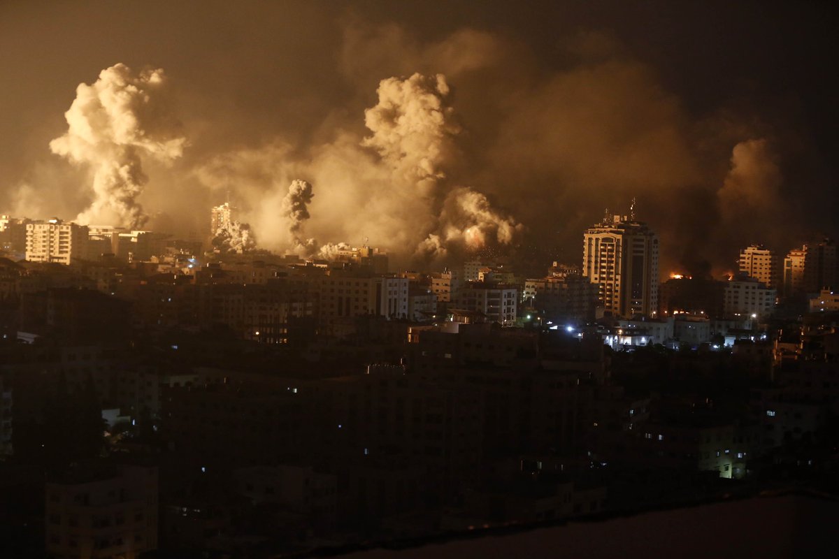UNRWAes's tweet photo. Cae la noche sobre #Gaza.
Con ella el infierno en la tierra. En Gaza viven más de dos millones de personas, la mitad de ellas son niños y niñas, en una Franja de tierra. Es la zona más poblada del mundo. Y no pueden huir. ESTÁN ATRAPADOS. 

Foto: @amra_ashraf https://t.co/rzRFYZ4vZD