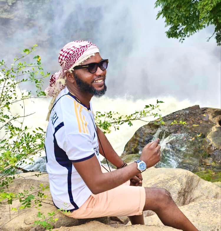 AmouriJoker's tweet photo. Ce sourire cache la terreur que j’avais 🥶😂🤣 #zongo #baszaïre #bascongo #kongocentral https://t.co/fnARd4X3go