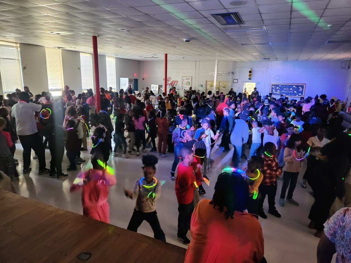 MarshallBees's tweet photo. The first quarter behavior incentive for students in grades 3-5 was a great success! #GreatBehavior #LetsGlow https://t.co/P9Mx7feGkU