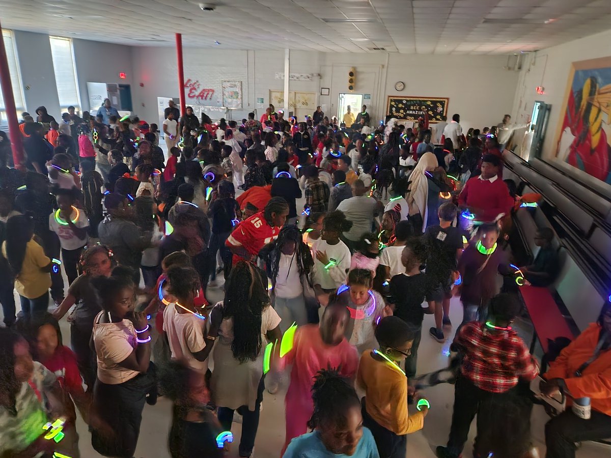MarshallBees's tweet photo. The first quarter behavior incentive for students in grades 3-5 was a great success! #GreatBehavior #LetsGlow https://t.co/P9Mx7feGkU