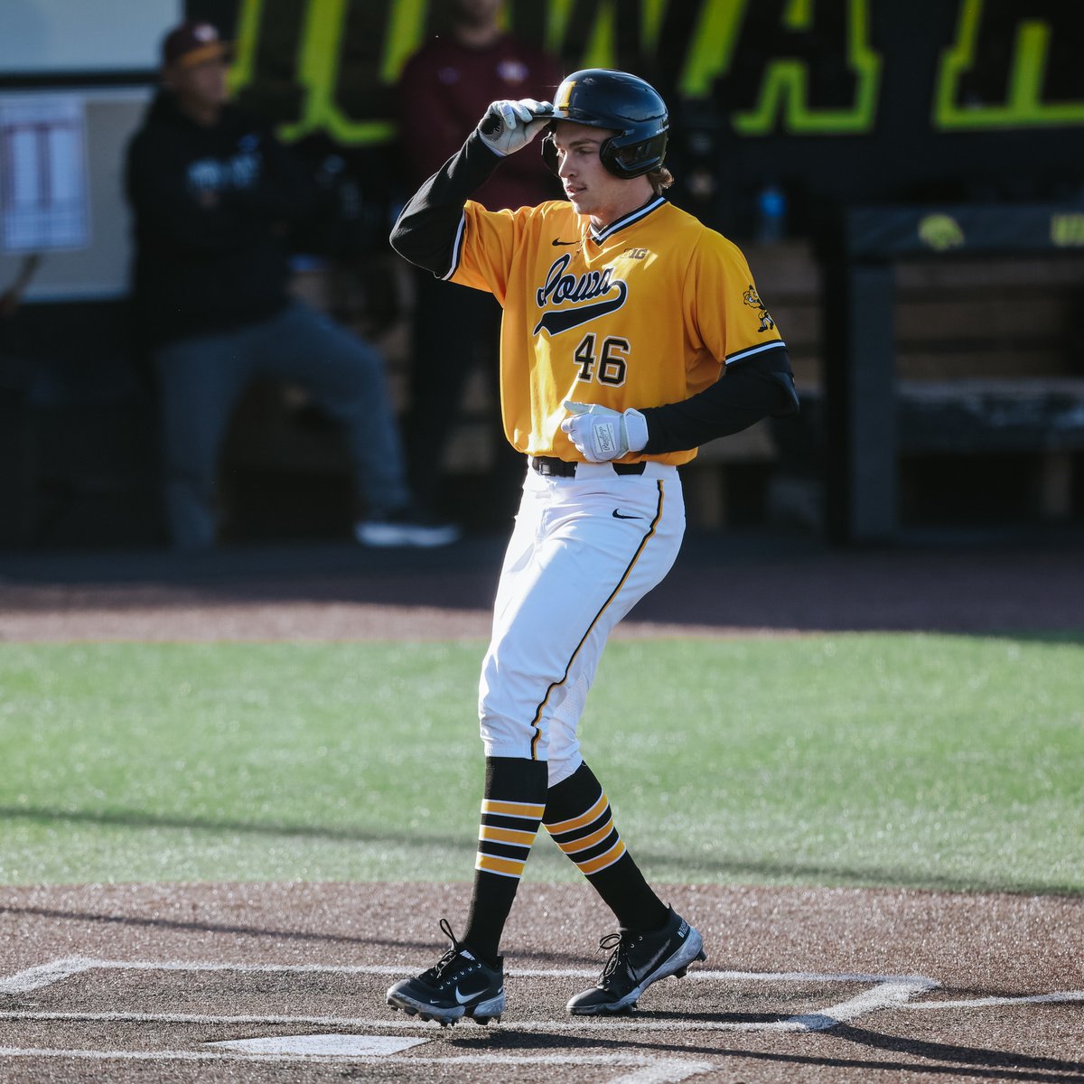 #Hawkeyes are on the board. 

2 RBI double for @dcop38, sacrifice fly for @wilmes_ben and @hennings_connor goes 381 feet for a 2-run blast! 

E1 | Iowa 5, IHCC 0