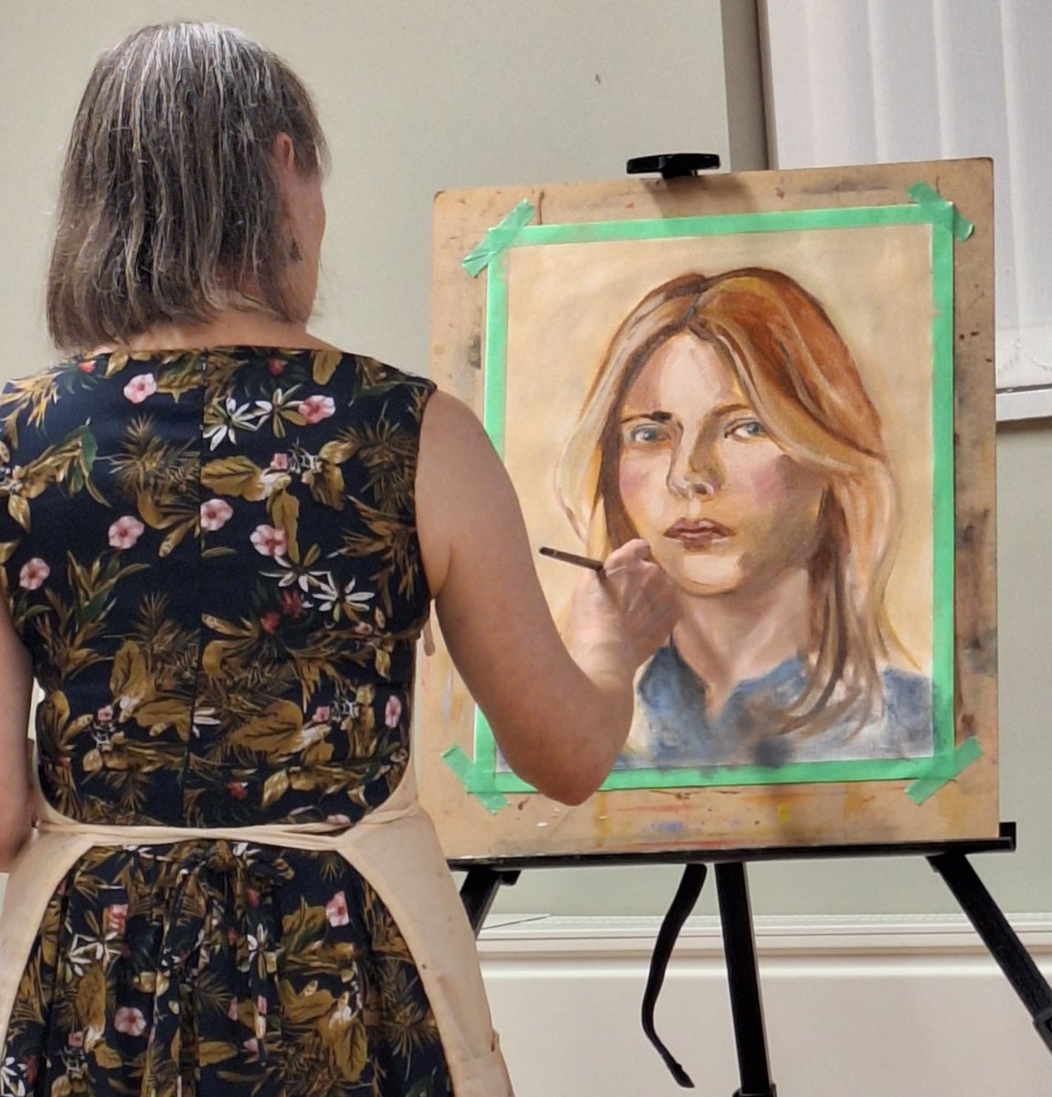 AshbyArtClub's tweet photo. Tonight, we had such an interesting oil demonstration by artist @JackieWhall  Jackie painted two portraits using different methods, they were completed using no under drawings, just emerged stage by stage on the canvas. Very inspiring. https://t.co/YCgebY7tsc
