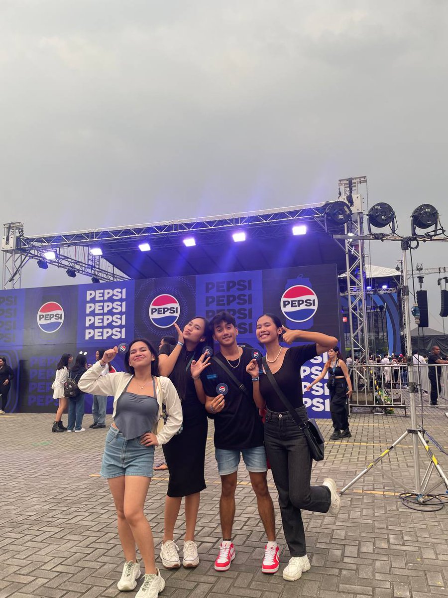 jinelszxc's tweet photo. one of the best talaga to huhu biglaan tas with besties paaa finally di na ako mag isaaaaa. Thank u, ninang @pepsiphl !!! 💙 https://t.co/HByRU24kis