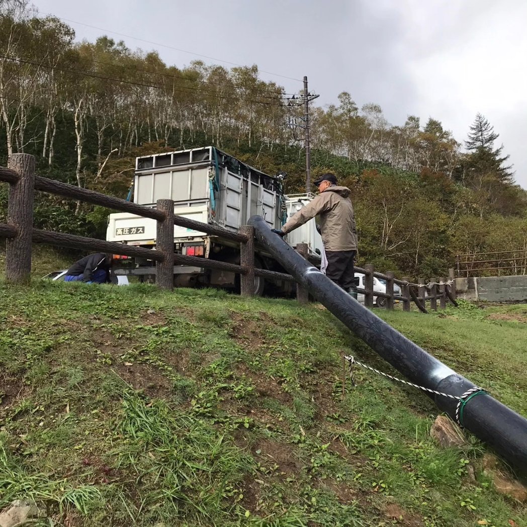本日先ほど
2023 10月10日(火) 10時10分
鱒の放流が行われました。

今回のサイズは40 ～50cmです。平均すると45cm前後の鱒さんです。

放流量200kgとなり鱒😀

匹数は、300～350匹くらいです。

自分は仕事で
釣りは、できない💦