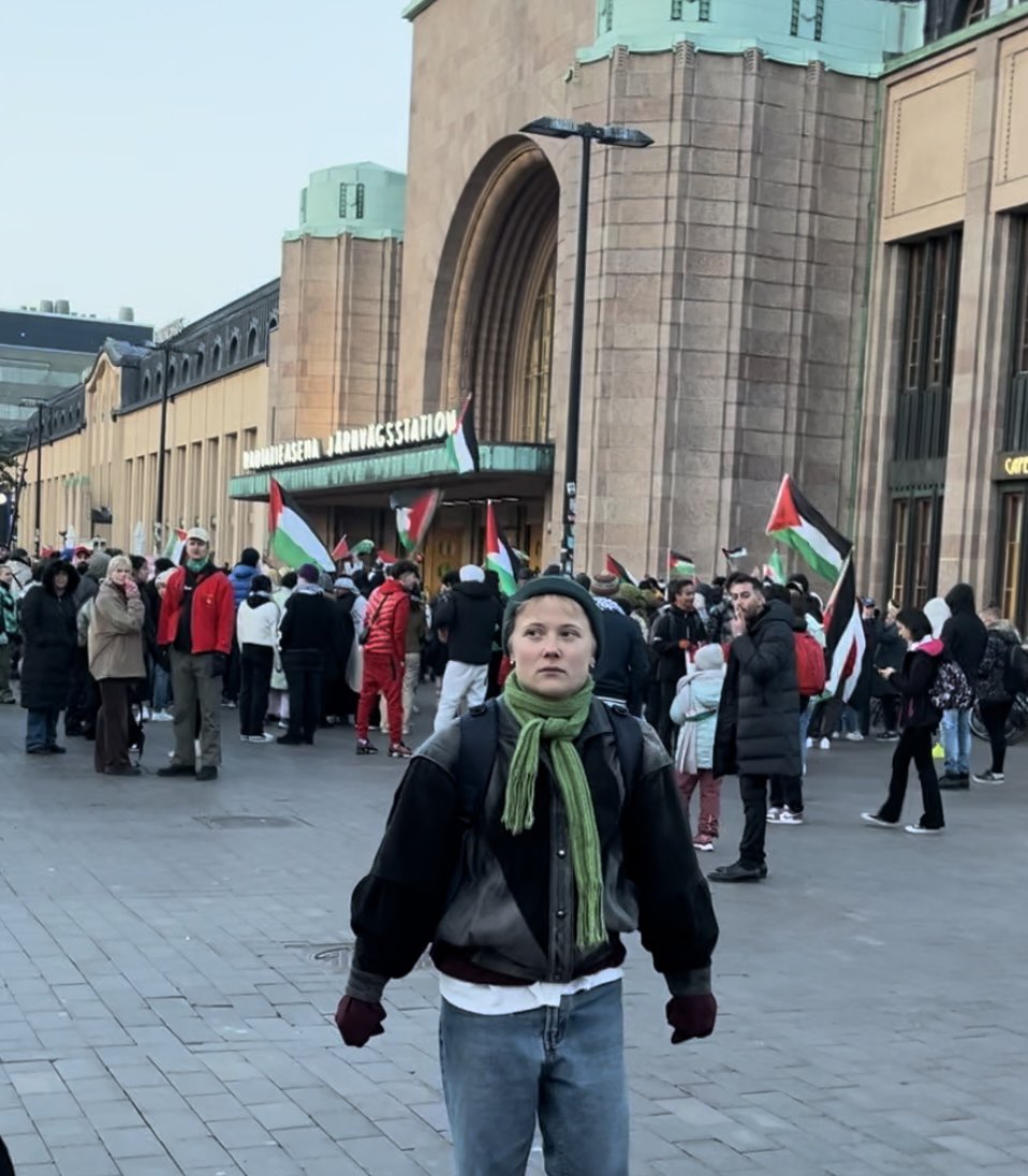 KatriinaRepone1's tweet photo. Hki eilen. Olimme 🚶 sytyttämään kynttilät 🇮🇱 suurlähetystön eteen Israelin lipun kanssa. Nämä juoksi perään, repi lipun ja takkini ja huusi: painu v****n s****n juutalainen. Muslimit hurrrasi. Poliisi pyysi MEITÄ lähtemään, koska häiritsimme näiden mielenosoitusta 🤯voi Suomi 🙏 https://t.co/RtX3MGlei6