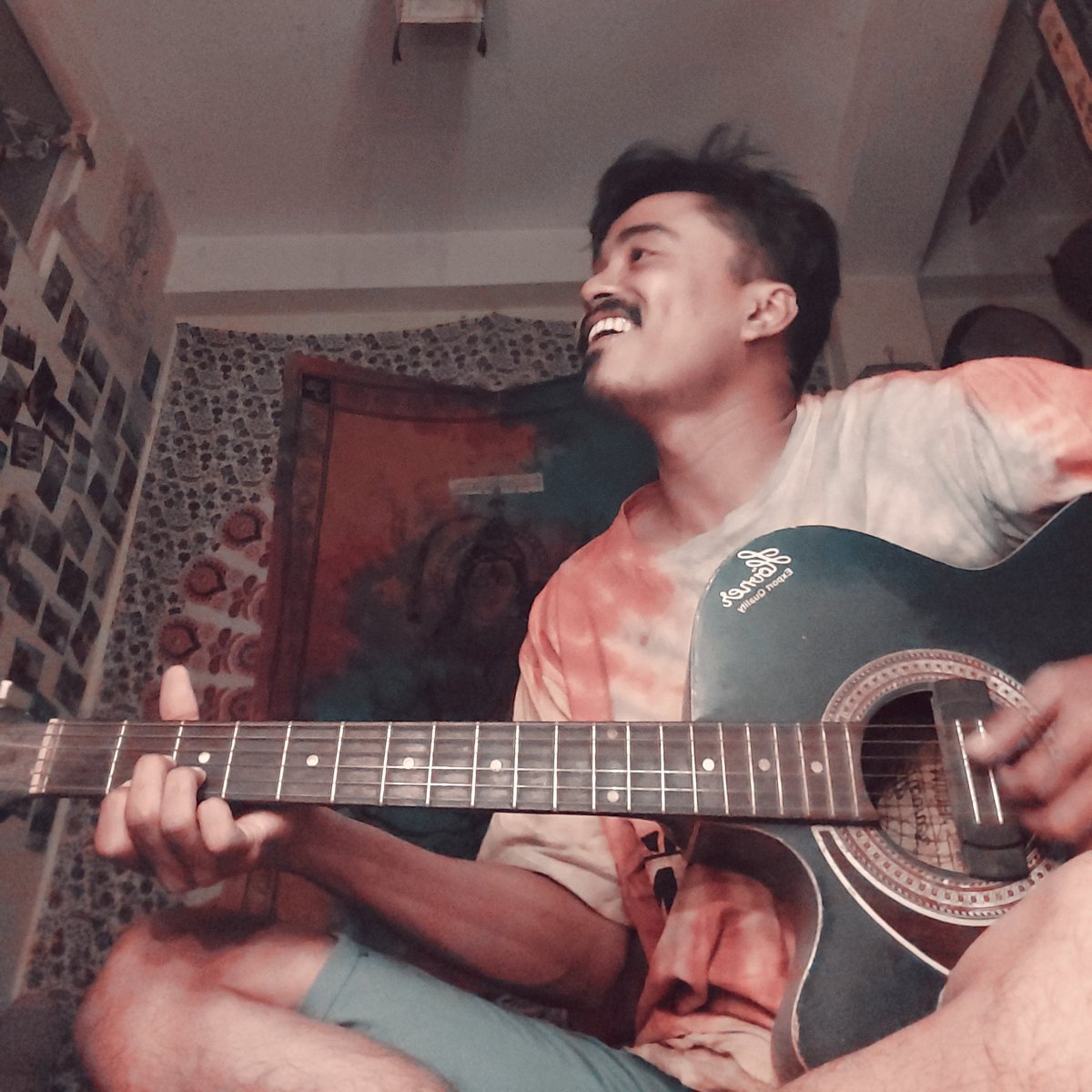 PrmTheRkr's tweet photo. Guitar को तार pluck गर्यो भने त्यो तार तल माथि vibrate गर्छ। त्यसैले मिठो आवाज आउने हो। तल माथि vibrate गरेन भने आवाज निस्किदैन
जिन्दगीमा पनि उतार चदाव भएन भने, कहिले सुख त् दुख भएन भने, सधैँ एउटै कुरा मात्र भयो भने, हाम्रो जिन्दगी पनि सुनसान र नरमाइलो हुन्छ

#guitar #lifelesson https://t.co/te8vhhyWbH