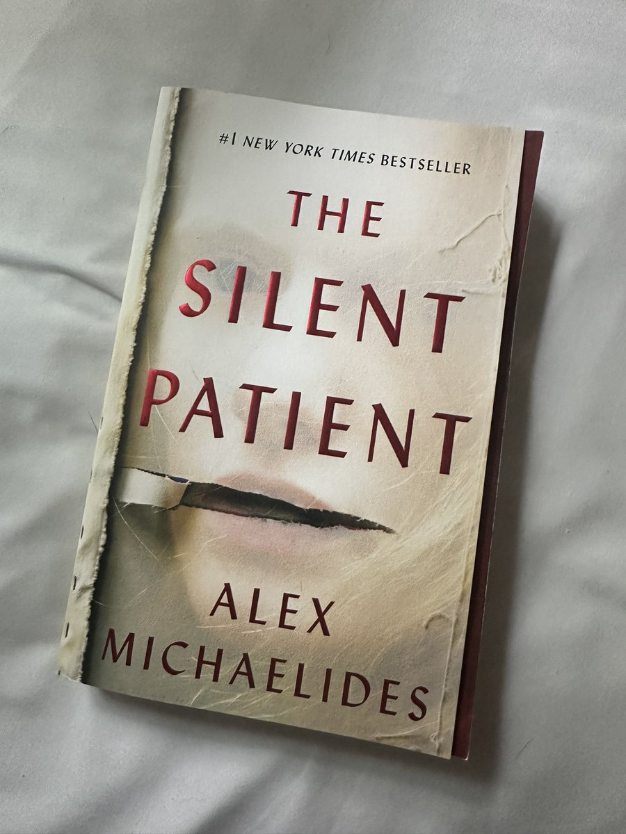 This book has me in an absolute chokehold 😮‍💨 I don’t want to do *anything else* but read it which means things like working and commuting and sleeping are really holding me back #WritingCommunity #thesilentpatient #fallreads #amreading #thrillerbooks