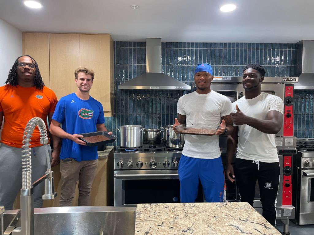 Engaging both on and off the field, I had the privilege of connecting with families and children at @RMHCNCF. Join in and make a difference rmhcncf.org/ways-to-give @FL_Victorious #FVFoundation