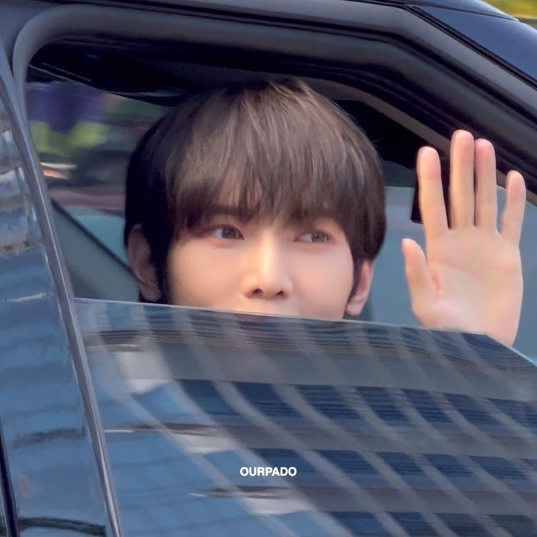 ourpado's tweet photo. your my bunny 🐰🤍 https://t.co/ZPW8mZvGuC