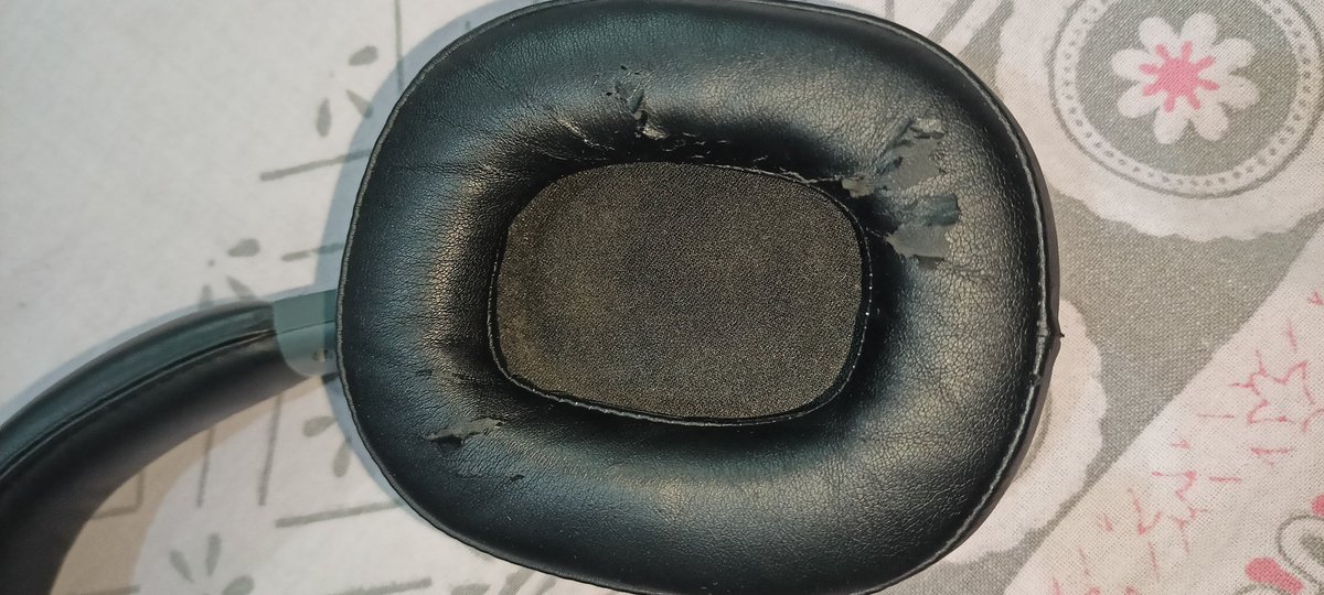 gs_techreview's tweet image. Hey @RockWithboAt, received my Rockerz 550 headphones on 15-Jun-2022, and the ear cushion padding has worn out by now. 🎧😔 Can we find a solution to keep the music going without discomfort? @amangupta0303 #boAtHeadphones #QualityIssue #boat