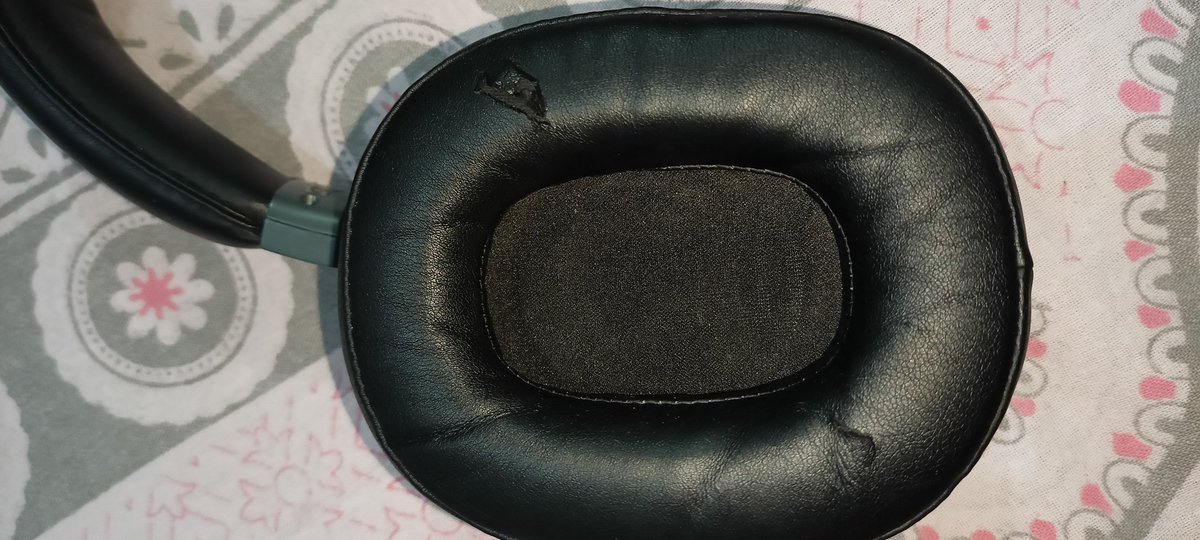 gs_techreview's tweet image. Hey @RockWithboAt, received my Rockerz 550 headphones on 15-Jun-2022, and the ear cushion padding has worn out by now. 🎧😔 Can we find a solution to keep the music going without discomfort? @amangupta0303 #boAtHeadphones #QualityIssue #boat