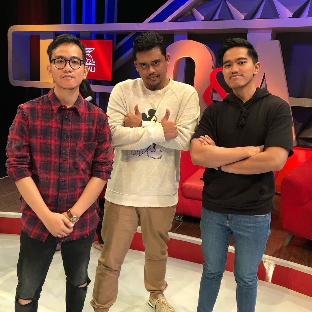 MEMPERMASALAHKAN KELUARGA JOKOWI BERPOLITIK, SAMA SAJA ANTI TERHADAP UUD 45

Apakah anak PNS tidak boleh menjadi PNS? Apakah anak aktor film tidak boleh menjadi aktor film? Apakah anak penjual bakso tidak boleh menjadi penjual bakso? Apakah anak Atlet tidak boleh menjadi atlet?