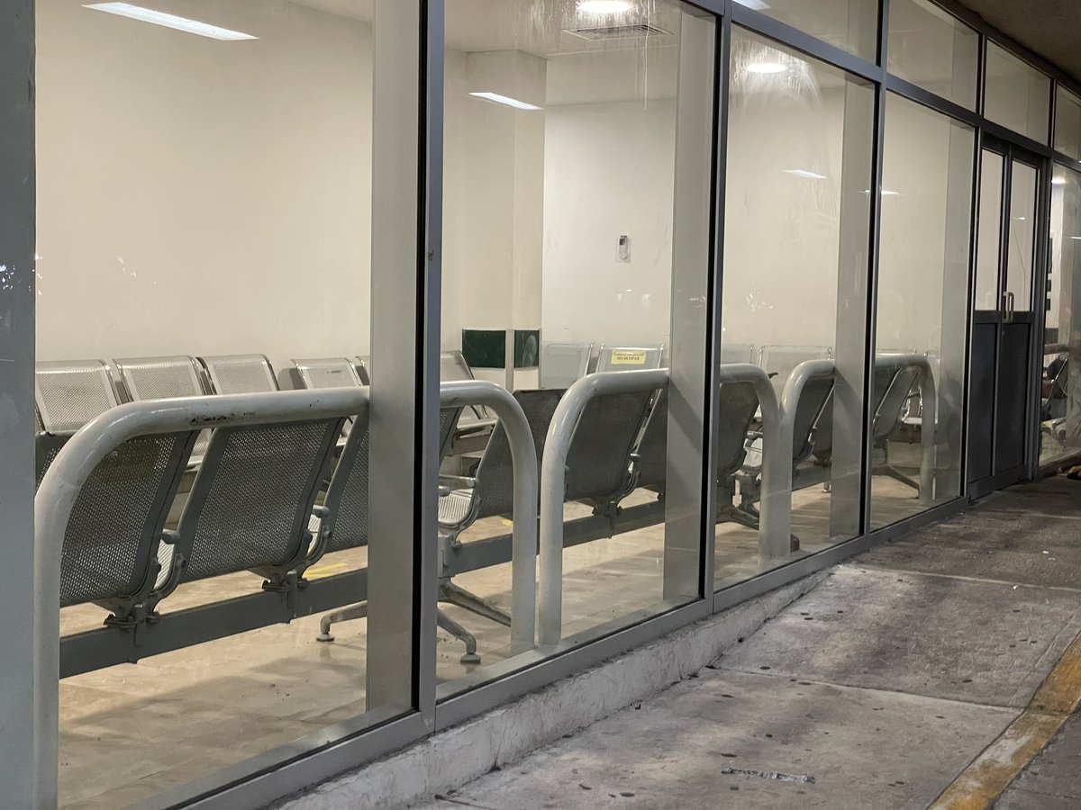 t0nycards's tweet photo. #insolito en el #IMSS 510 en Cancún mucha gente en urgencias esperando en el pasillo de las ambulancias mientras hay una sala de espera completamente vacía a la cual no se permite el acceso 🤦🏻‍♂️ @zoerobledo @lopezobrador_ https://t.co/fAUe2IEHcm