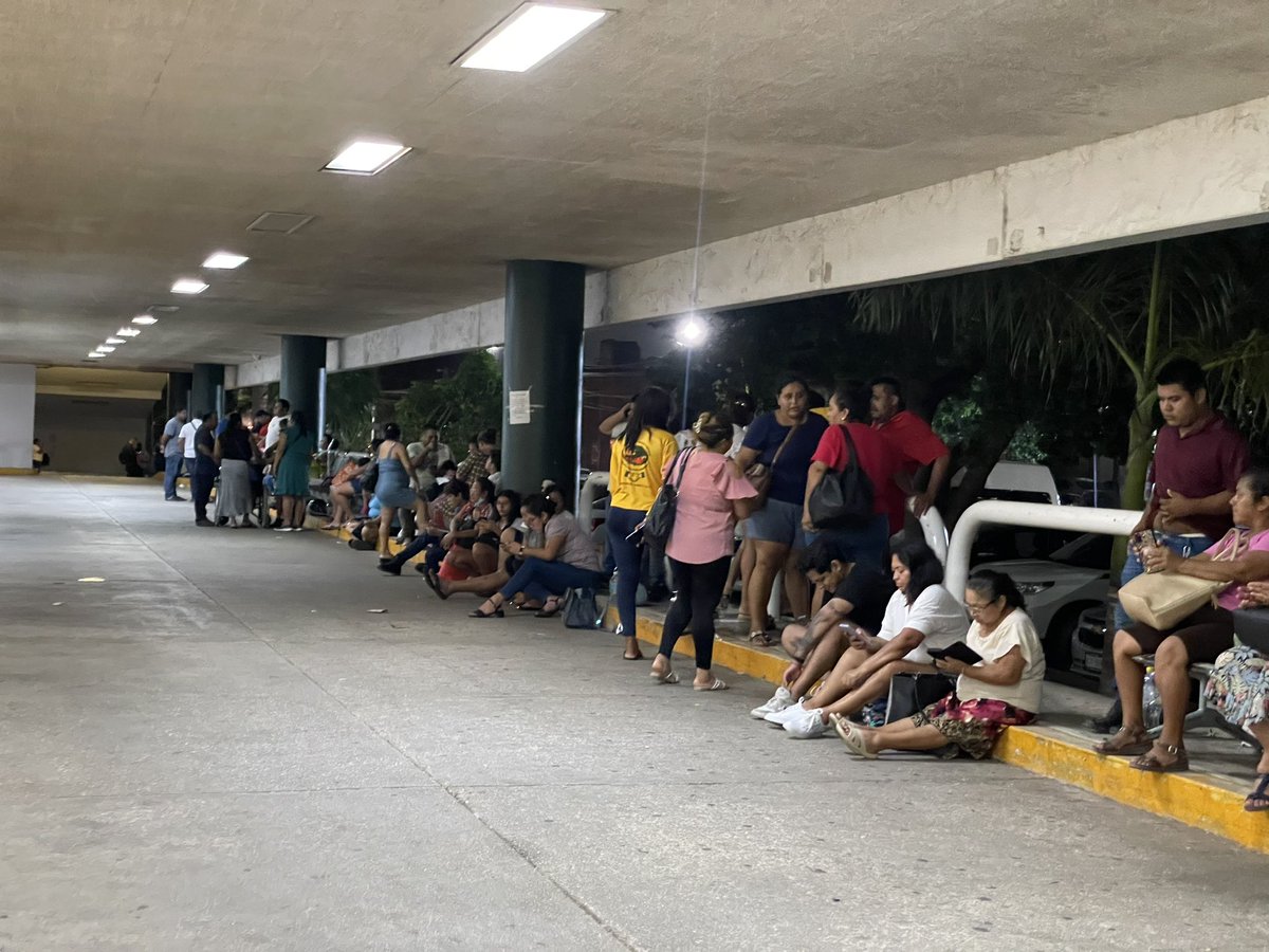 t0nycards's tweet photo. #insolito en el #IMSS 510 en Cancún mucha gente en urgencias esperando en el pasillo de las ambulancias mientras hay una sala de espera completamente vacía a la cual no se permite el acceso 🤦🏻‍♂️ @zoerobledo @lopezobrador_ https://t.co/fAUe2IEHcm