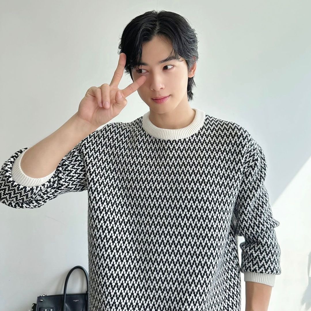 Attending the HOME:ings brand event at Times Square Atrium Center in Seoul, have fun with the people and fans by sporting a brilliantly colored and vibrant appearance like autumn with all its hues.