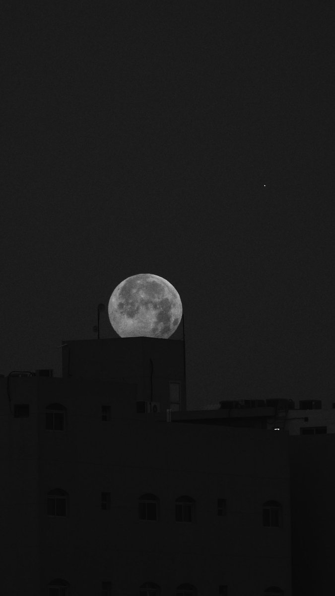 medoo66's tweet photo. @Nkt_767 هذه الصور صورتها للقمر لازلت مؤمنة بأني لن التقط صورة للقمر في مثل هذه المزامنة مع البناية وكأنه قد اتكأ عليها . https://t.co/EEcbQhO19P