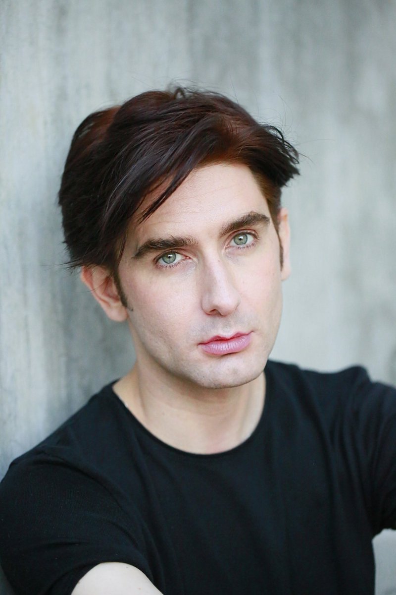 ImagesHector's tweet image. #portrait #secretstaircase #LosAngeles #Silverlake Available for afternoon appointments.  1 hour session.  Affordable.