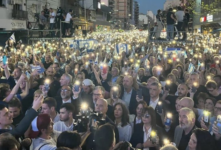 En este momento tan dramático, participamos hoy del multitudinario acto organizado por <a href="/DAIAArgentina/">DAIA</a>, <a href="/InfoAMIA/">AMIA</a> y <a href="/OSArgentina/">Organización Sionista Argentina</a> en apoyo a Israel 🇮🇱. Como Asociación enfocada en la defensa de la democracia y los DDHH, siempre estaremos ahí exigiendo justicia y soñando con Paz.