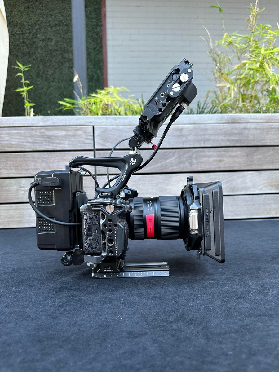 ZGCINE_Global's tweet photo. The ZG-S150 Battery Powers the SONY FX3 camera and Atomos Ninja Monitor for hours.
#zgcine #zgcinevmount #zgcinebattery #vmountbattery #vmountbatteryplate #vlockbattery #filmmaker #filmmaking #filmphotography #videography #filmmakersworld #Sonyfx3 #gimbal #Atomos #AtomosNinja https://t.co/qIBglSexFD