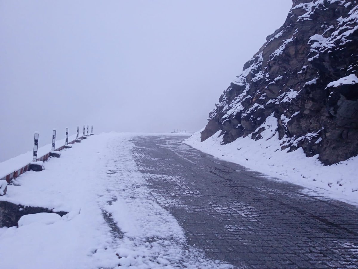 KargilPolice's tweet photo. Due to fresh snowfall &amp; slippery road conditions at Zojilla Pass of NH-1D traffic has been stopped at Minamarg &amp; Sonamarg till weather improves. @lg_ladakh @IgpLadakh @AnayatAliIPS @DIPR_Kargil @Kargil_Today @airnewskargil @DailyExcelsior1 @GulistanLadakh_ @TheEarthNews1 https://t.co/2DhzNL0c8l
