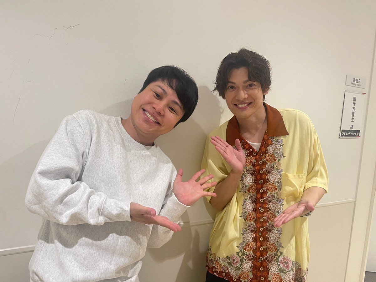 inoueyusuke's tweet photo. この方のせいで、破茶滅茶だったホラー朗読劇^_^
でも、この方のおかげで最高に楽しい夜になりました！！

『朗読劇　アドレナリンの夜　千秋楽』
#芝居
#朗読劇
#千秋楽
#崎山つばさ 
 https://t.co/CEIKvq5dk2 https://t.co/ZuogFGgtxj