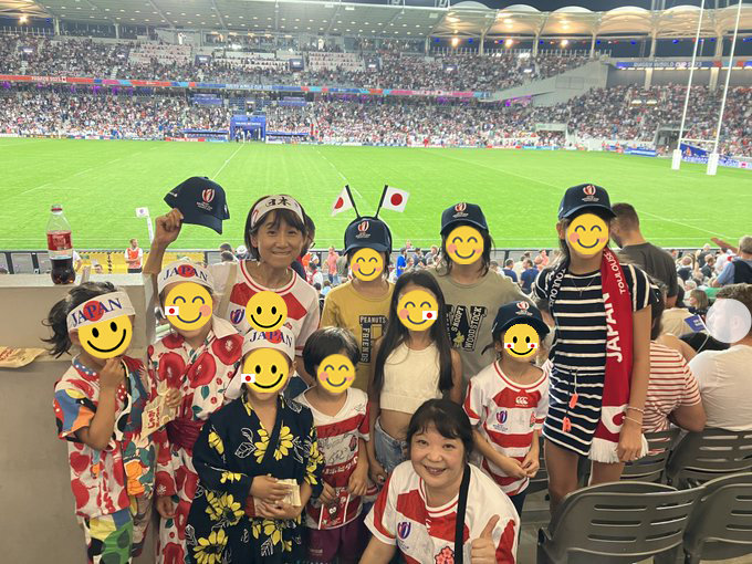 CapgeminiJapan's tweet photo. #RWC2023 日本 v サモア代表戦(9/28)では、トゥールーズ日本語補習校 の子どもたちと保護者の皆さん、トゥールーズ大学ジャン・ジョレス校 への交換留学生をご招待し、総勢80名で日本代表を応援!!!😍みんな、ありがとう&おめでとう🌈🌸㊗️#braveblossoms #AFJT #univ-tlse #キャップジェミニ https://t.co/QNBrtHUzGx