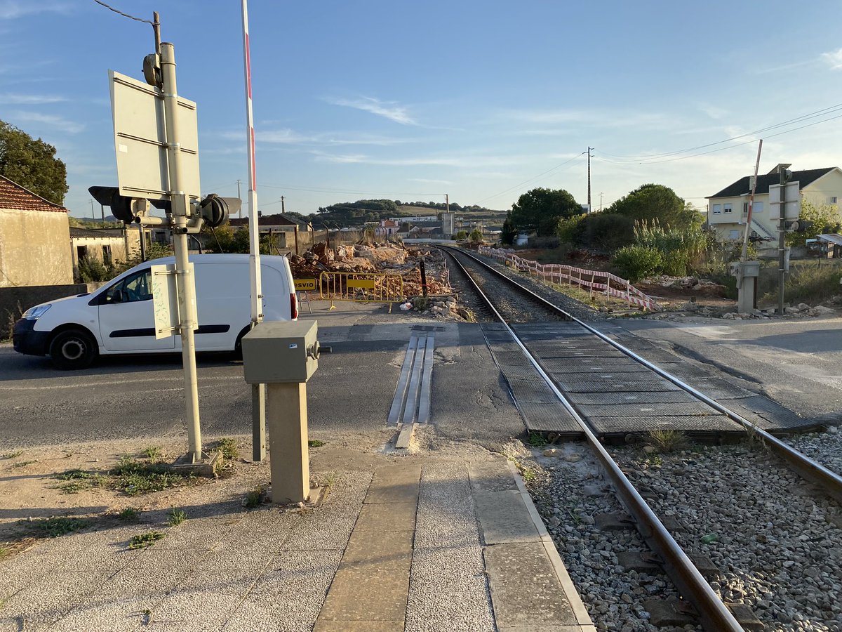 pmmrcosta's tweet image. Pedra Furada - Sintra

Obras de electrificação e duplicação de parte da linha do Oeste.

Troço Meleças - Torres Vedras.

#ferrovia #linhadoOeste