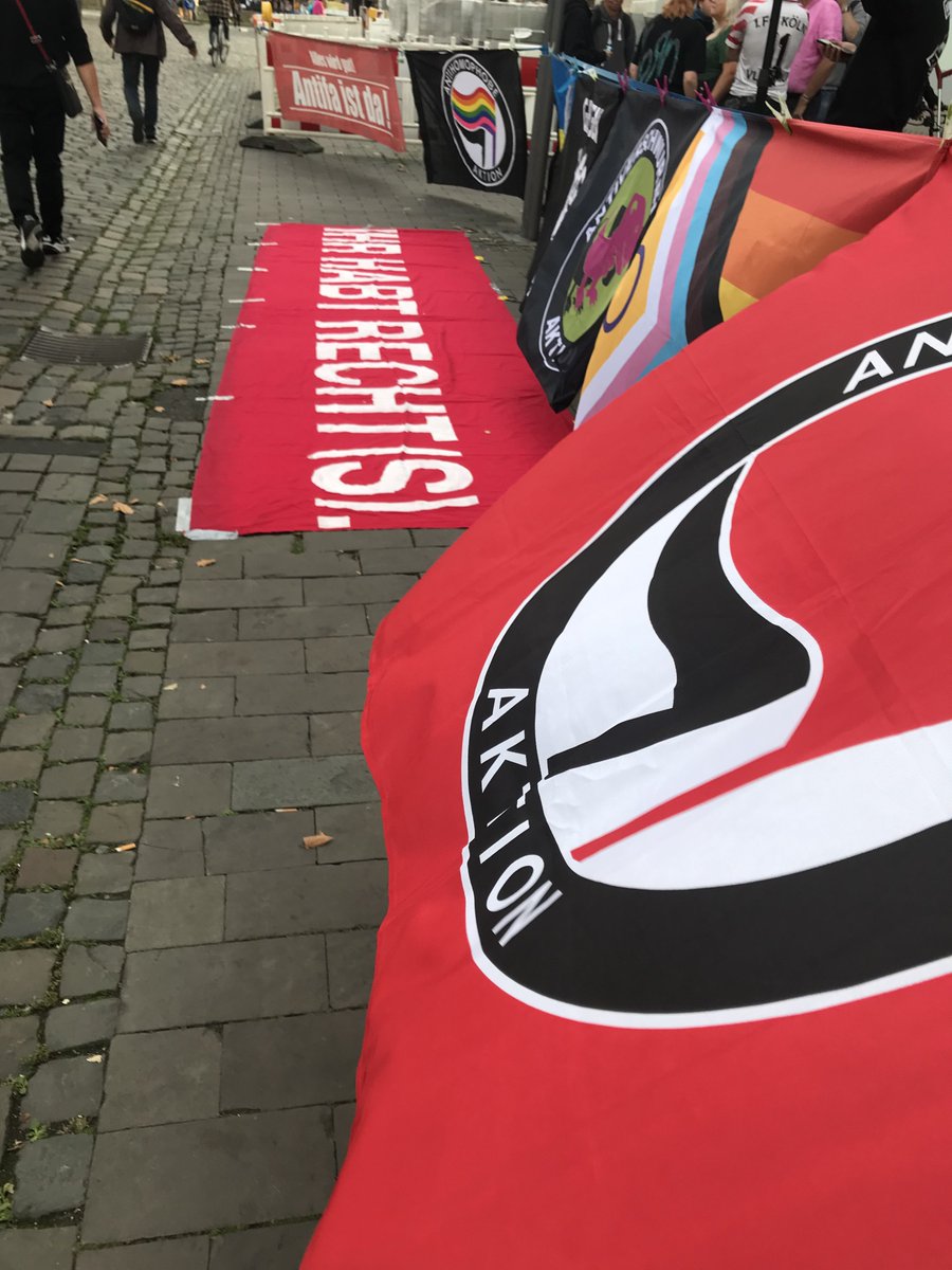 LoveGuerillero's tweet photo. 🖤❤️#Arschlochmontag #Köln #k0910 Montagsmarsch des rechtsoffenen Bündnis Köln ist aktiv. https://t.co/Tu212wi823