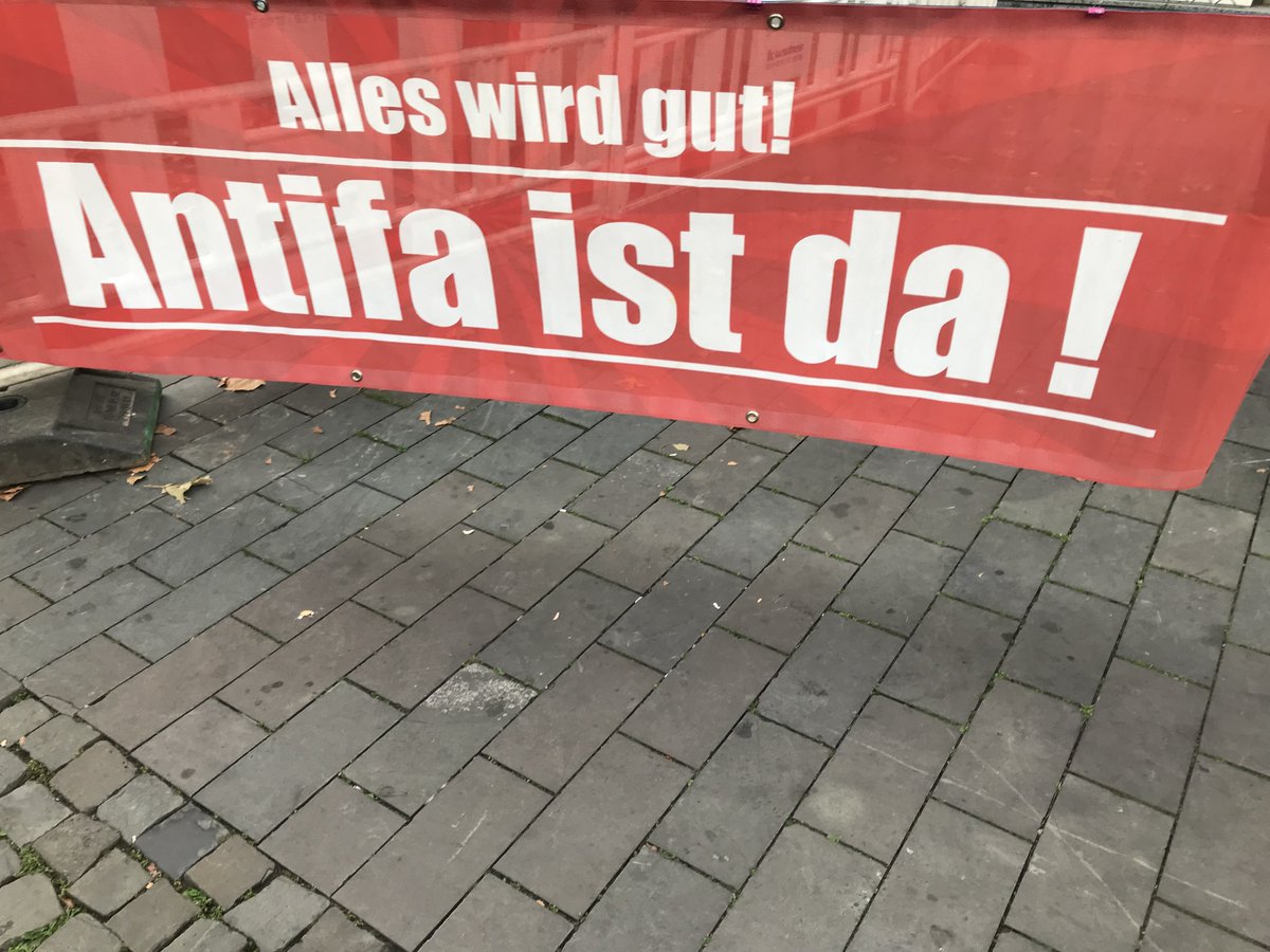 LoveGuerillero's tweet photo. 🖤❤️#Arschlochmontag #Köln #k0910 Montagsmarsch des rechtsoffenen Bündnis Köln ist aktiv. https://t.co/Tu212wi823