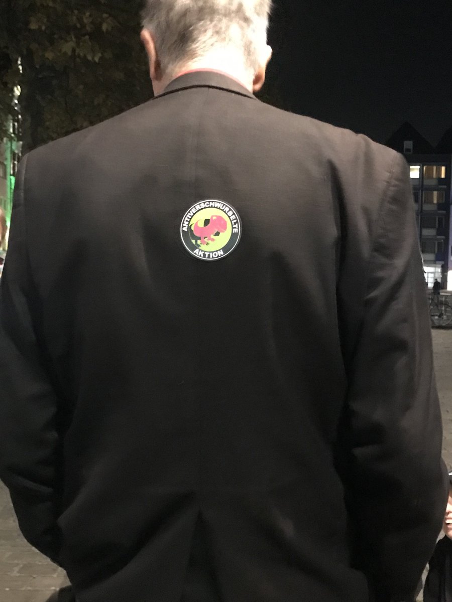 LoveGuerillero's tweet photo. 🖤❤️#Arschlochmontag #Köln #k0910 hier mussten wir etwas antifaschistische Veredelung vornehmen mit dem Sticker, Schwurbel von hinten. https://t.co/qP4G9EFuOZ