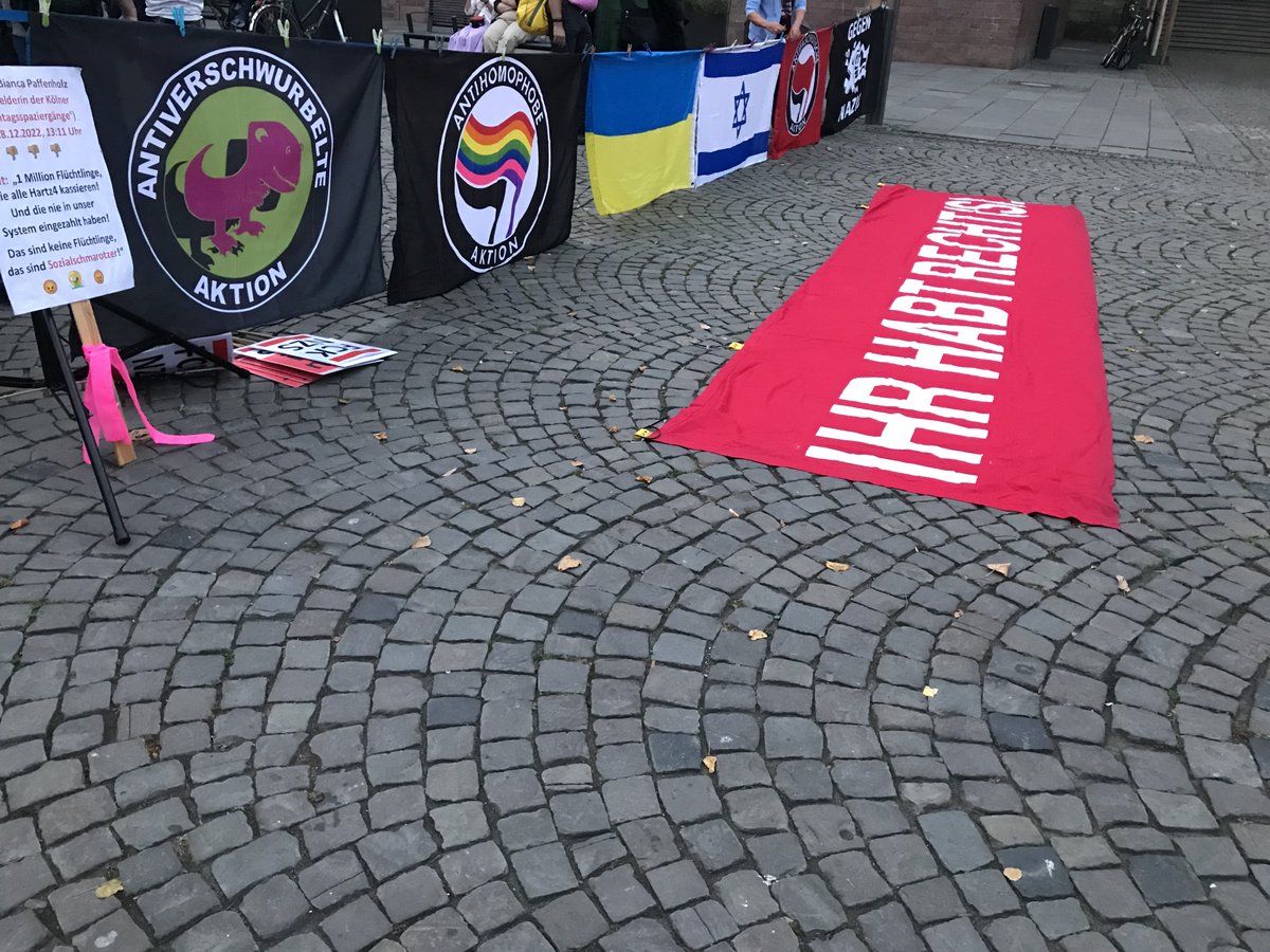 LoveGuerillero's tweet photo. 🖤❤️#Arschlochmontag #Köln #k0910 hier mussten wir etwas antifaschistische Veredelung vornehmen mit dem Sticker, Schwurbel von hinten. https://t.co/qP4G9EFuOZ