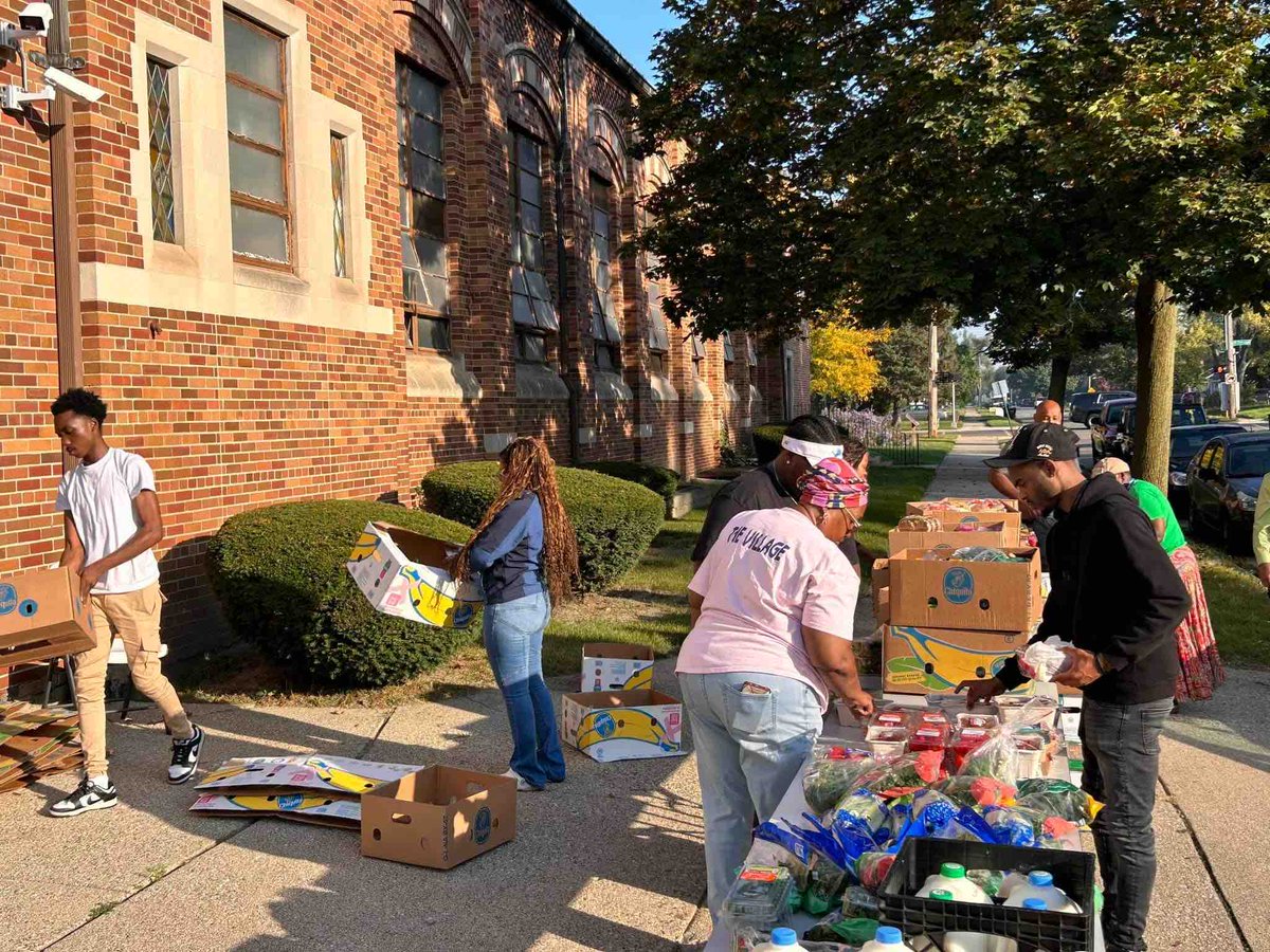 Developing_KIDS's tweet photo. Join us tomorrow from 10 AM to 2 PM for our weekly food distribution! 🌟 No strings attached, just swing by and grab your groceries at 19321 W Chicago in Detroit, MI. Let’s build healthier communities together! 🥦🌽🥕 #DetroitResources #communitystrong #developingkids https://t.co/S3eVKVmCtG