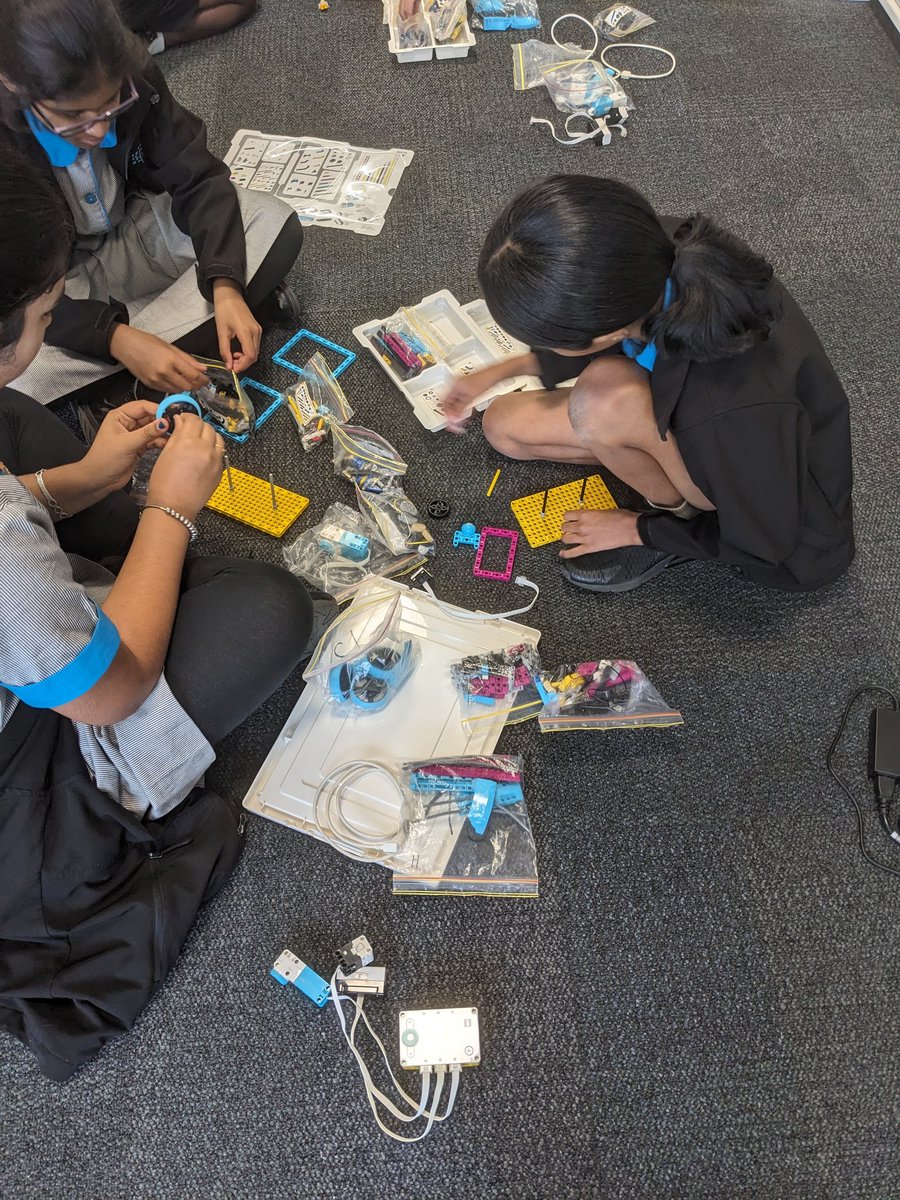 5H getting acquainted with their Lego Spike kits. Excited to see their creations this term.