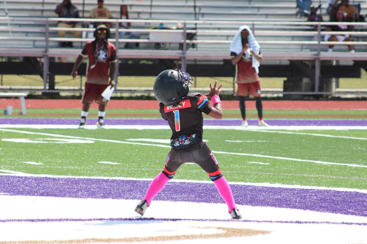 CRaineySpeed's tweet photo. Like father like son #youthfootball #futuregator https://t.co/SXU5o9OElD