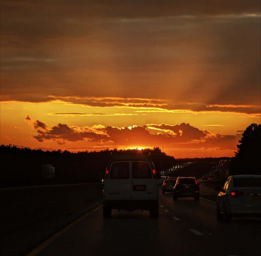 JustinCeravolo's tweet photo. Sunset Highway. 🌄 https://t.co/B2J33Dp0Ge
