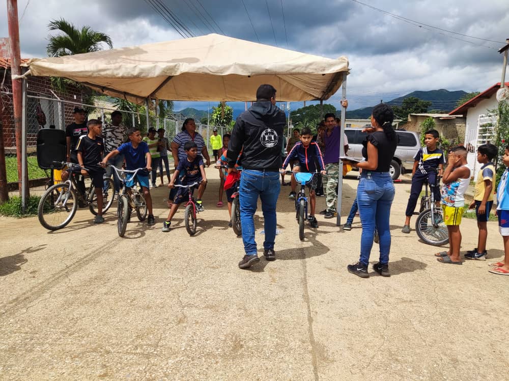 "Con mucha alegríay diversión los chamos de la comunidad Vista el Morro disfrutaron del gran Rally ciclístico " Corriendo por mi Barrio"
Somos #TUPAMARO
Somos Juventud Rebelde.🔴⚫
<a href="/NicolasMaduro/">Nicolás Maduro</a>
