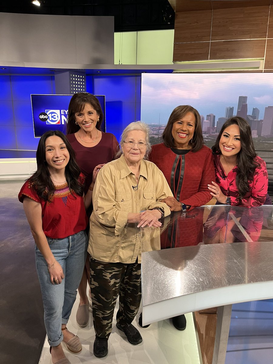 Last month legendary Elma Barrera (Houstons first Hispanic reporter) stoped by the station! 

I got to interview her and I finally shared her story today! 

You can watch it here: 

abc13.com/society/housto…