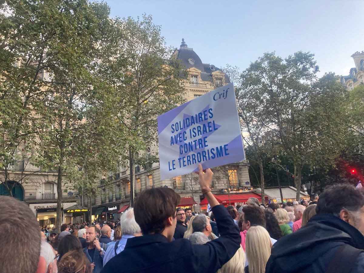 ThebaultNoe's tweet photo. Ce soir nous marchions en soutien avec #Israël contre la barbarie terroriste du Hamas. https://t.co/Vl64wjJyEg