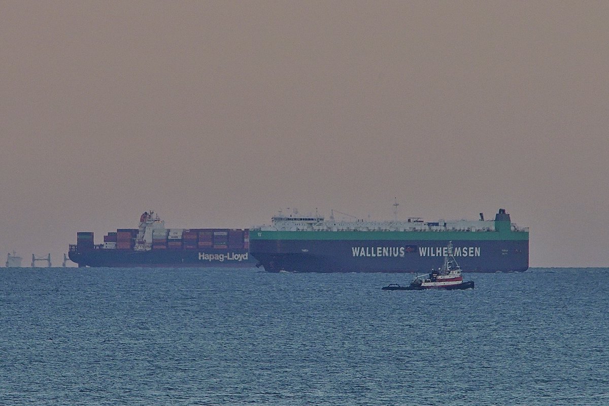 johnmorgan726's tweet photo. The #WalleniusWilhelmsen #VehicleCarrier #Tugela IMO:9505065 en route to Baltimore, Maryland @BShipspotting @BaltoChes flying the flag of Malta π²πΉ. And the #tugboat #Thomas IMO:7512026 πΊπΈ. And at anchor the #HapagLloyd #ContainerShip #HudsonExpress πΊπΈ. #ShipsInPics https://t.co/9mLyFbTsDA