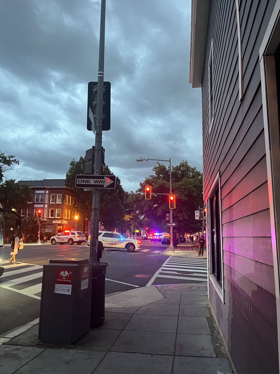 Im_Katyusha's tweet photo. ⁦@alanhenney⁩ possible crime scene at Georgia ave and Kenyon st Nw https://t.co/iTMXA8xtM5