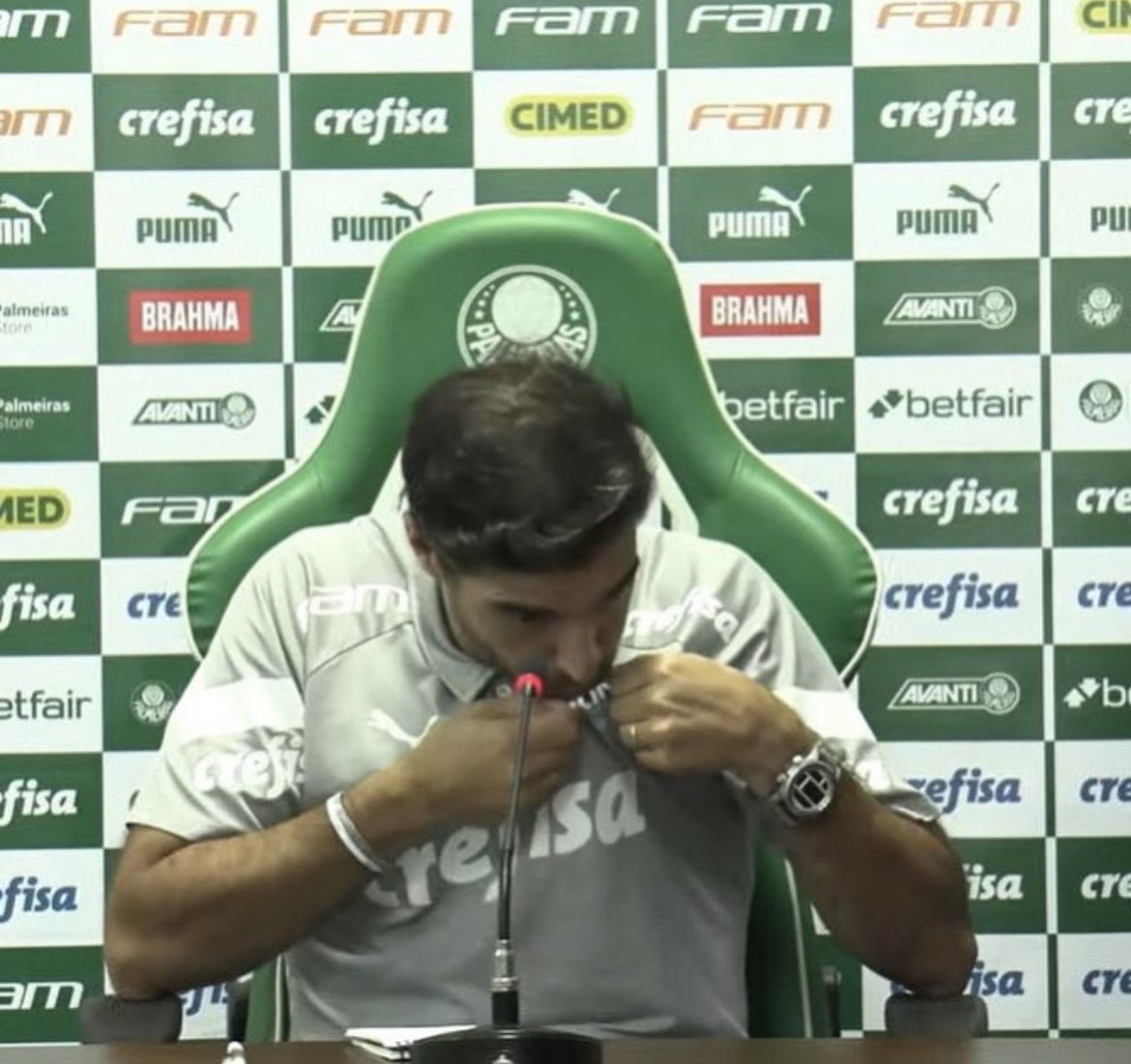 CeboIinhaaa's tweet photo. A imagem do Maior Técnico da Histólia do Palmeilas,  enquanto é massaclado por palte da diletolia e por parte da tolcida do Palmeilas

E a imagem do maior Técnico da Histólia do Colinthians,  após valios pedidos de letolno da diletolia e tolcida do Colinthians

NUNCA COMPALEM https://t.co/VImMPod9OZ