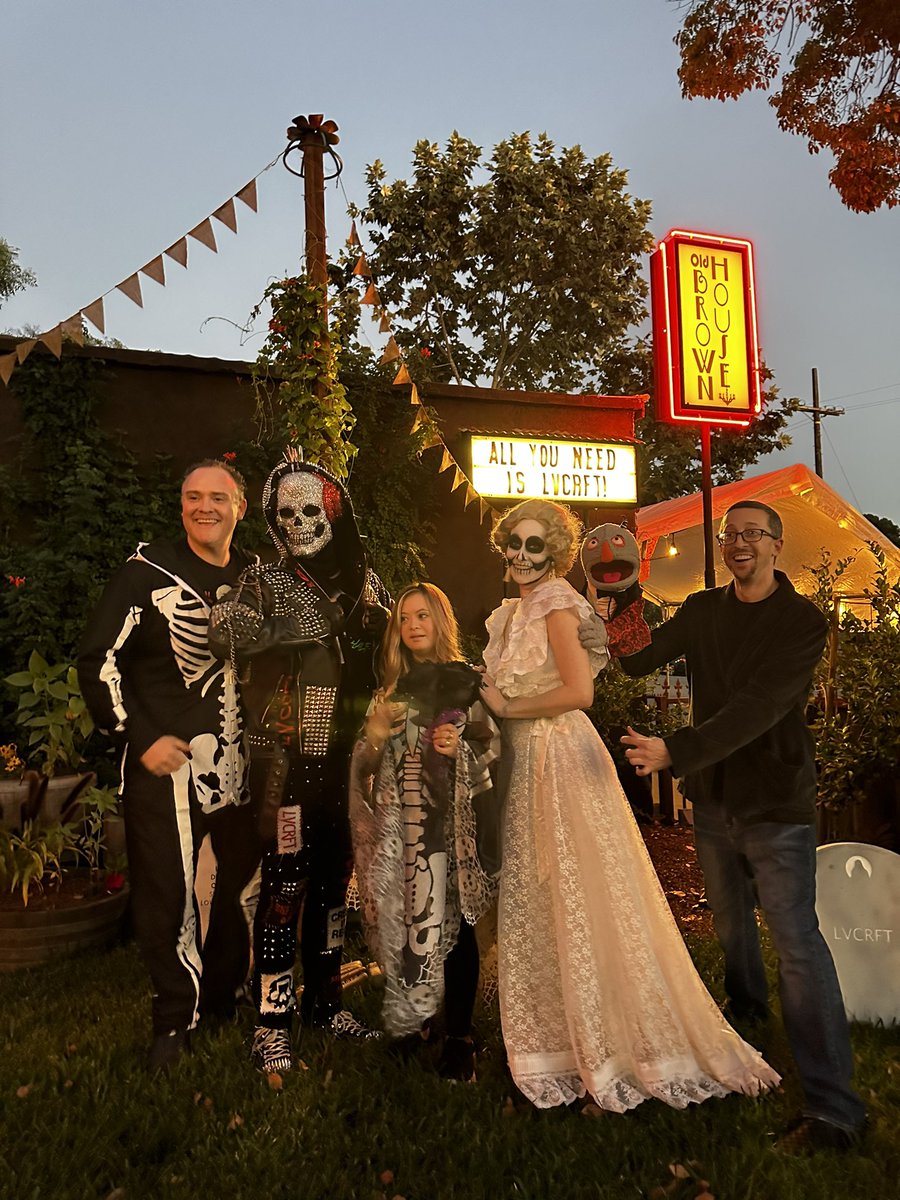 barryunderurbed's tweet photo. Last night, I got to walk my friend Seraphina down the aisle where she married Skeleton Sam. @LVCRFTofficial knows how to throw a wedding! https://t.co/Ud1opSeeUM