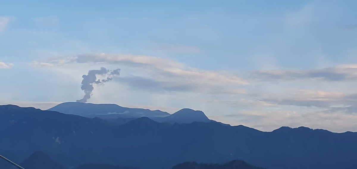 alvarohgallego's tweet photo. EL RUIZ, EL INEFABLE RUIZ
Secuencia fotográfica de un atardecer muy manizaleño, con el Volcán Nevado del Ruiz, como telón de fondo.

@sgcol
@UNGRD
@UGRManizales  
#elruiz #cumanday https://t.co/Lx48IbdiNq