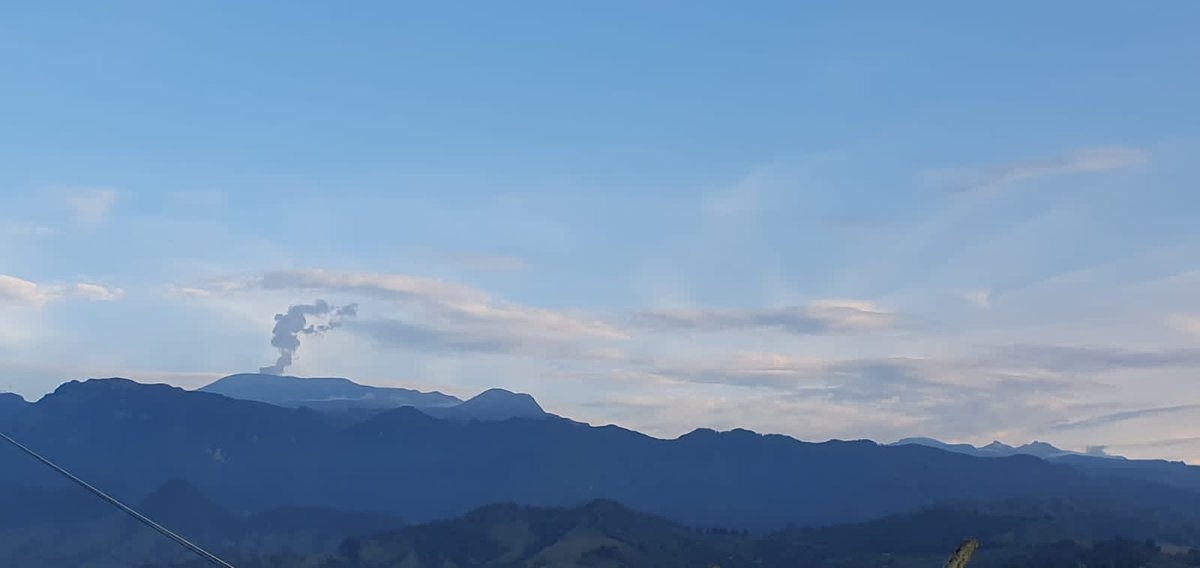 alvarohgallego's tweet photo. EL RUIZ, EL INEFABLE RUIZ
Secuencia fotográfica de un atardecer muy manizaleño, con el Volcán Nevado del Ruiz, como telón de fondo.

@sgcol
@UNGRD
@UGRManizales  
#elruiz #cumanday https://t.co/Lx48IbdiNq