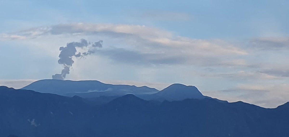 alvarohgallego's tweet photo. EL RUIZ, EL INEFABLE RUIZ
Secuencia fotográfica de un atardecer muy manizaleño, con el Volcán Nevado del Ruiz, como telón de fondo.

@sgcol
@UNGRD
@UGRManizales  
#elruiz #cumanday https://t.co/Lx48IbdiNq