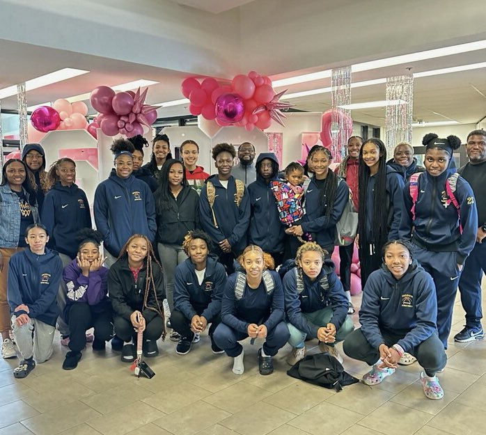 MtZionGirlsBB's tweet photo. Canletes Shoot 4 A Cure, the Eagle 🦅 Nation thanks you for the invite and your gracious hospitality. Toronto, Canada 🇨🇦 is a beautiful city go see it - God is good 🙏🏾👊🏾🏀 @SHABACHEducates @FBCG https://t.co/bVdo9qlJOt
