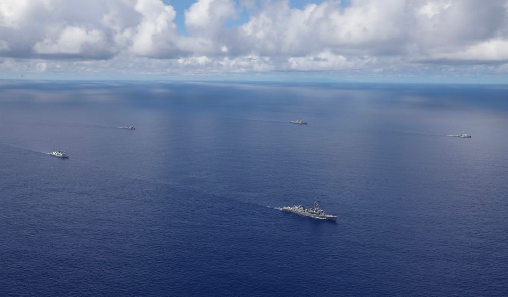 🇵🇭🇺🇸🇯🇵🇨🇦🇬🇧 ships train off Luzon in the largest Sama Sama exercise to date. Formation includes: 
-BRP Antonio Luna (FF151)
-USS Dewey (DDG105)
-JS Akebono (DD108) 
-HMCS Vancouver (FFH331) 
-HMS Spey (P234) 

U.S. Navy 📸 by Mass Communication Specialist 1st Class Greg Johnson